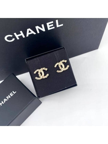 25C Women s Basic CC Logo Season Earrings Gold ABE953 Chanel